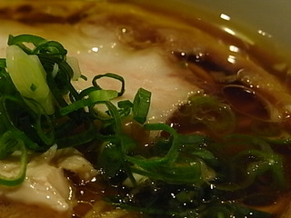 69ROLLONEロックンロールワン2号ラーメンスープ表面.JPG