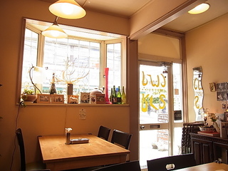 サリサリカリー店内客席2015.JPG