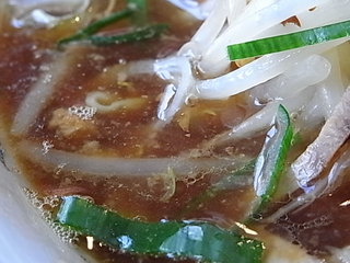 天金正油野菜ラーメンのスープ表面を覆うラード.JPG