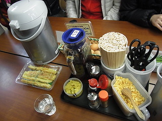 日の出製麺所店内卓上.JPG