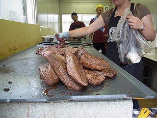 厚木肉ホルモンフェス2015丑舎格之進ブース店頭調理台.JPG
