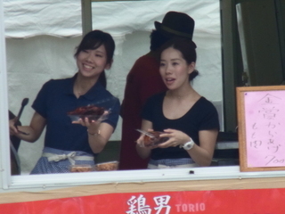 厚木肉ホルモンフェス2015鶏男ブース女性スタッフ2.JPG