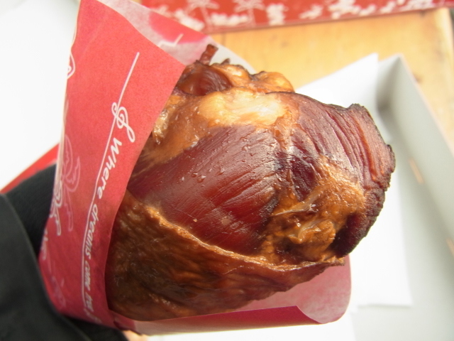 東京ディズニーランド Tdl でスモークターキーレッグを食べてみた ｂ級グルメファンに贈るｂ級グルメ食べ歩き食べ比べガイド